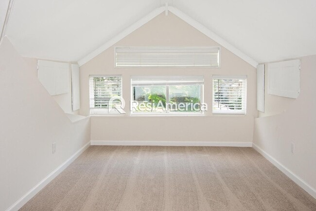 Building Photo - Beautiful 3/3 Craftsman in a Great Midtown...
