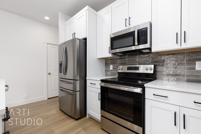 Building Photo - 3 Bedroom, 2.5 Bathroom Townhome in Auburn...