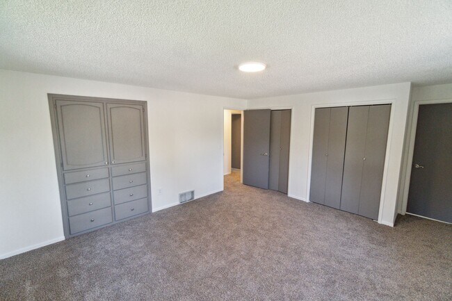 Building Photo - Beautiful Single Family Home Located In In...