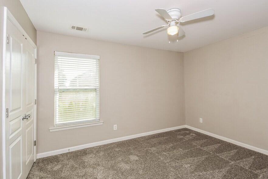 Building Photo - 147 Hidden Lake Cir