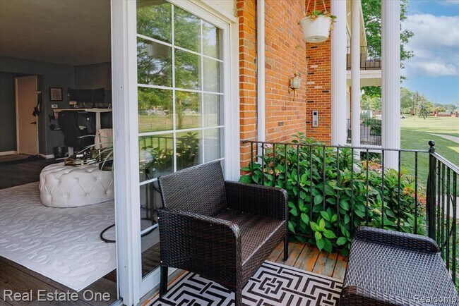 Building Photo - 430 Fox Hills Dr S