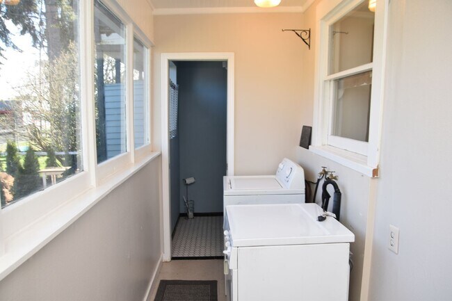 Building Photo - 3 Bedroom 1.5 Bath Hilltop 2 Story Home