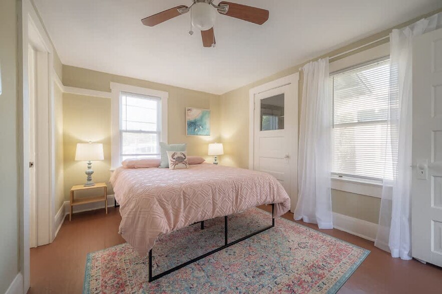 Building Photo - 5706 N Suwanee Ave