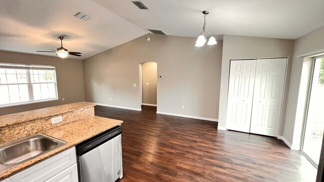 Building Photo - Charming 3 Bedroom, 2 Bathroom Home in the Lovely Marion Oaks of Ocala!