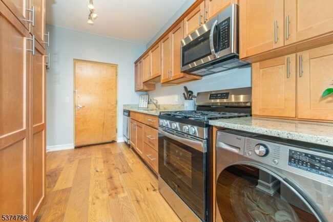 Building Photo - 276 Chestnut St