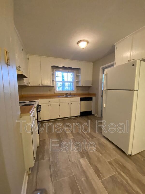 Building Photo - 6326 Greyfield Rd