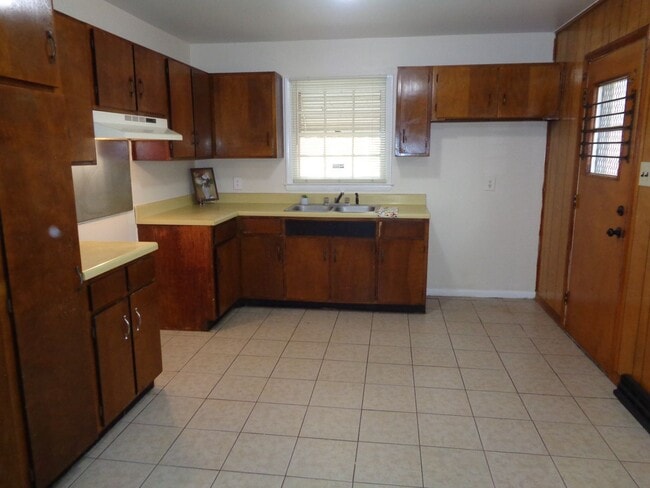 Building Photo - 4 Bedroom House for Rent-Close to University Parkway