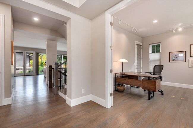 Building Photo - Furnished Home - Move in Ready!