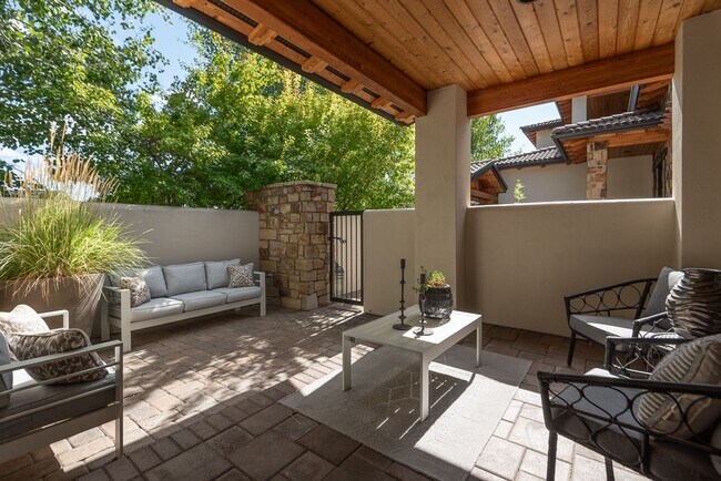 Building Photo - Stunning Furnished Estate in Pronghorn