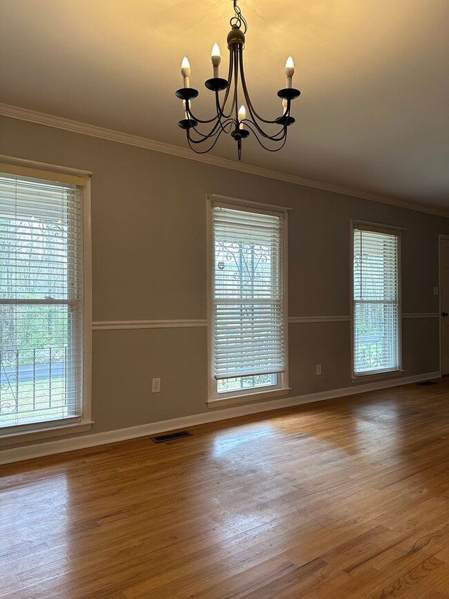 Building Photo - Large Home on the Eastside on a deadened street - Pre Lease