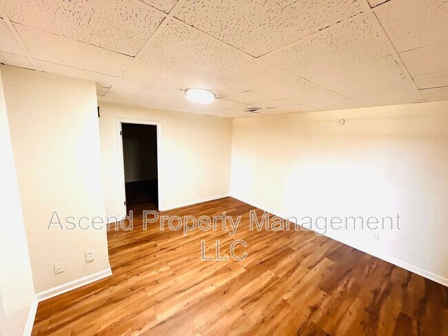 Building Photo - 586 Withrow Rd