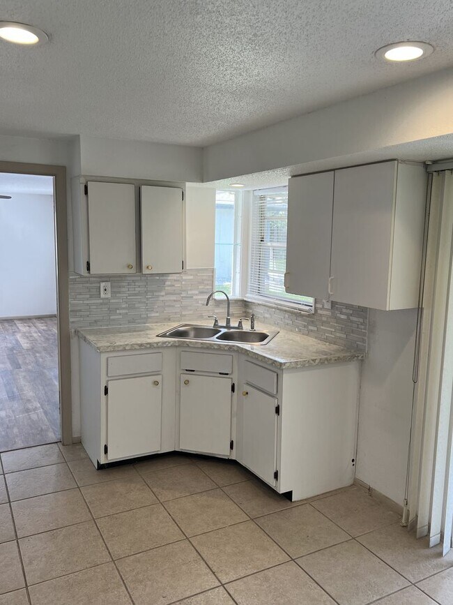 Building Photo - ** Single Family Home - Port Charlotte - 2 Bed / 2 Bath Plus Den/Bonus Room - Annual Rental - $1,...