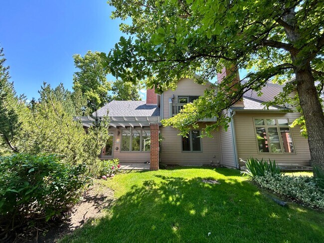 Building Photo - Gorgeous 4 Bedroom Townhome Steps from Boulder Country Club