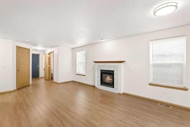 Building Photo - Updated SE Portland Townhome - Near Woodstock