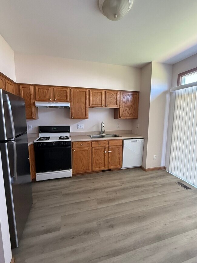 Building Photo - 757 Bayles Dr
