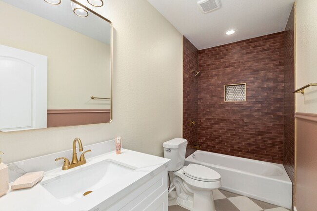 Building Photo - 102 E Val Verde St