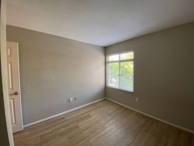 Building Photo - 2 Bedroom Condo in Arbor Hills Gated Community
