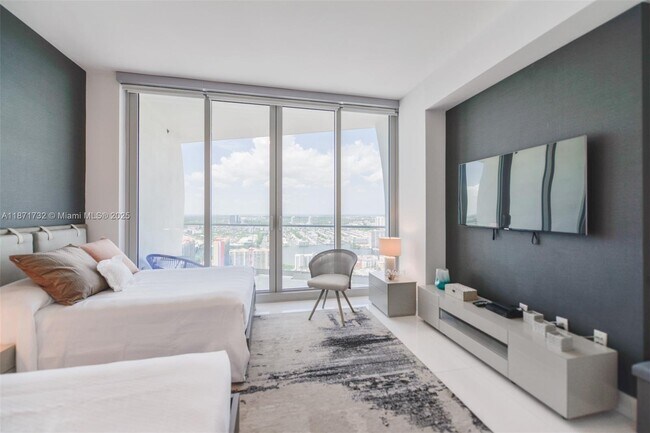 Building Photo - 16901 Collins Ave