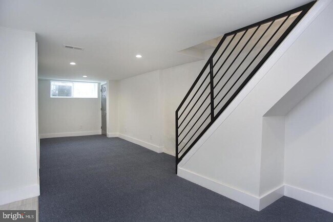 Building Photo - 5844 Fernwood St