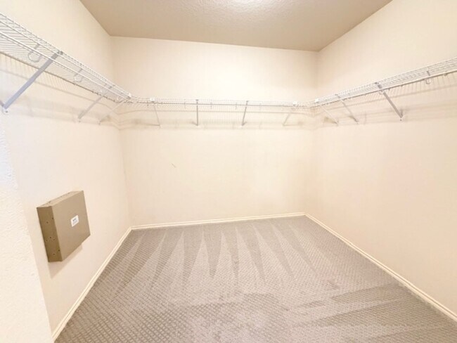 Building Photo - Super Nice 4 Bedroom w/Loft in Prime Location with Community Amenities