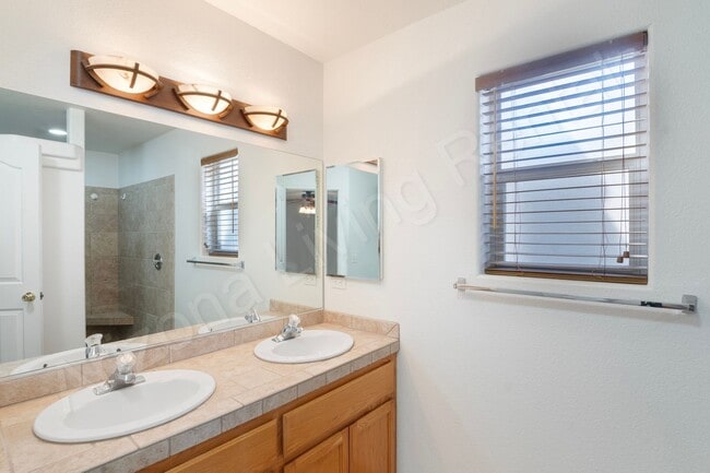 Building Photo - YOUR DREAM HOME AWAITS!