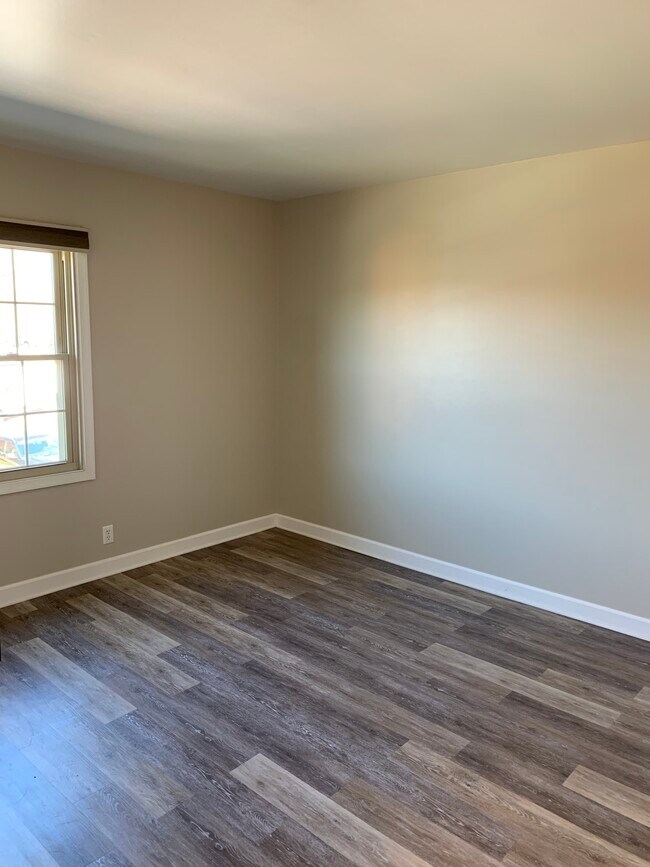 Building Photo - 105 Jamestown Dr