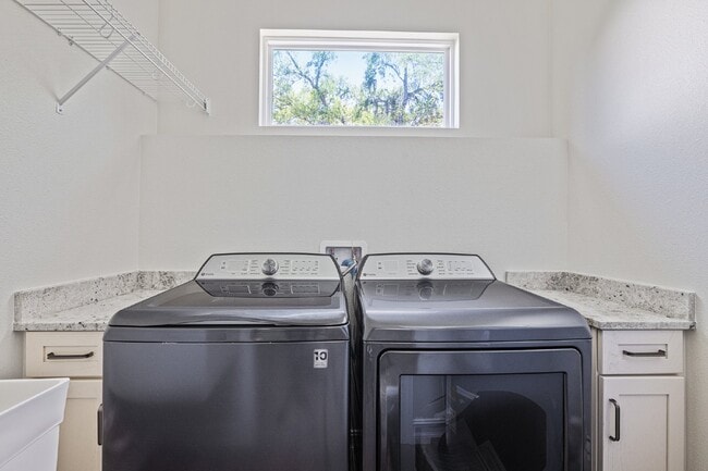 Building Photo - MODERN 3-BEDROOM W/ OFFICE WEST TAMPA HOME | BUILT 2023 | FENCED YARD | PET FRIENDLY