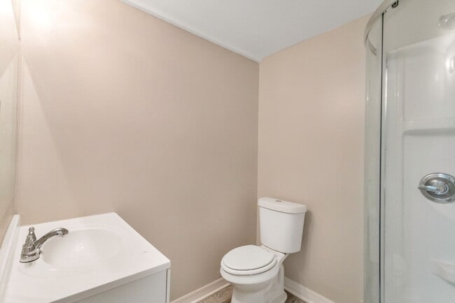 Building Photo - Large 3bdrm/2bath Home with garage & carport ** Lots of room** $2200.00**