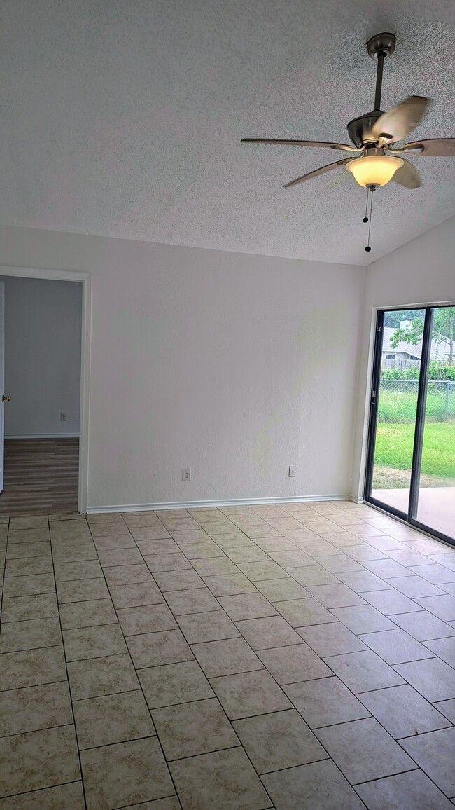 Building Photo - 3905 Pickwick Ln