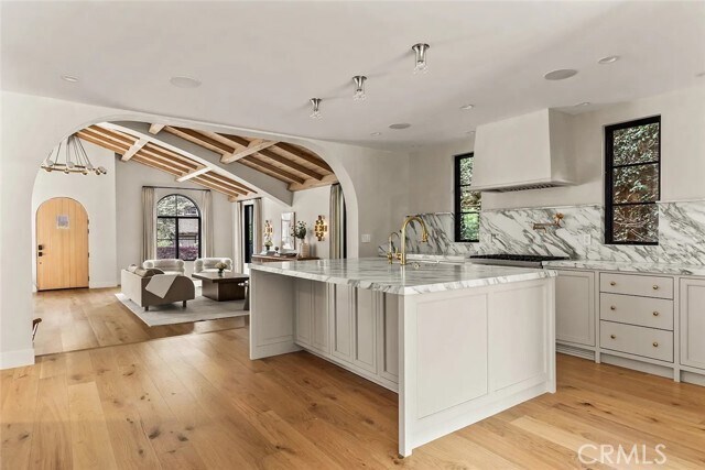 Building Photo - 738 San Lorenzo St