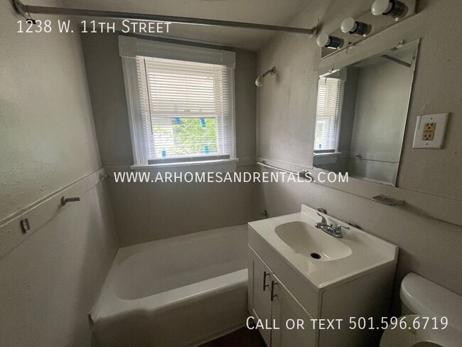Building Photo - 1238 W 11th St