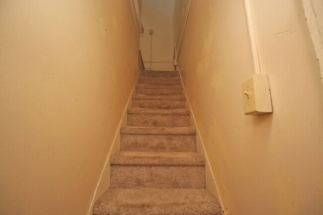 Building Photo - PRE-LEASE for July 2026 - 5 Bedroom, 2.5 Bathroom in Melrose Heights!