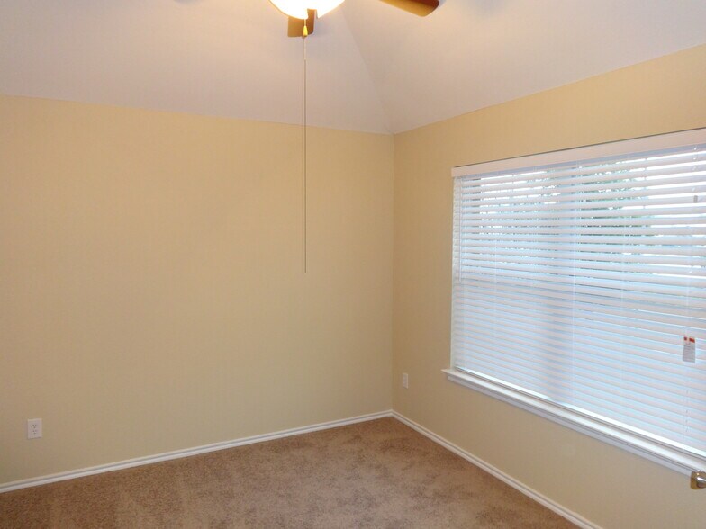 Building Photo - 313 Woodridge Dr