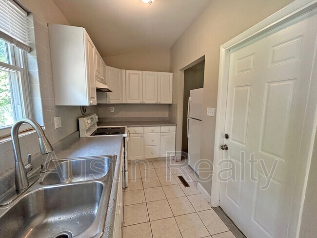 Building Photo - 836 Holiday Ave