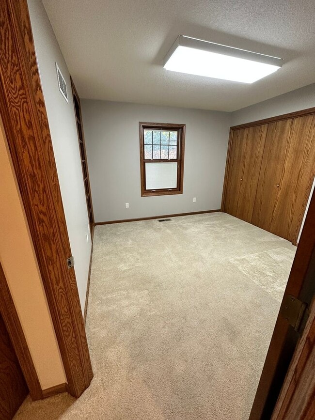 Building Photo - Rent: 4 Beds