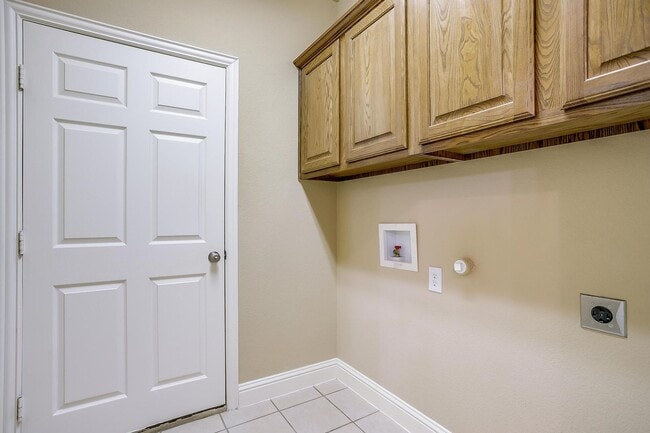 Building Photo - Amazing Well Maintained 3 Bedroom, 2 Bath Home in Euless Gated Community- 76039- Grapevine-Colley...