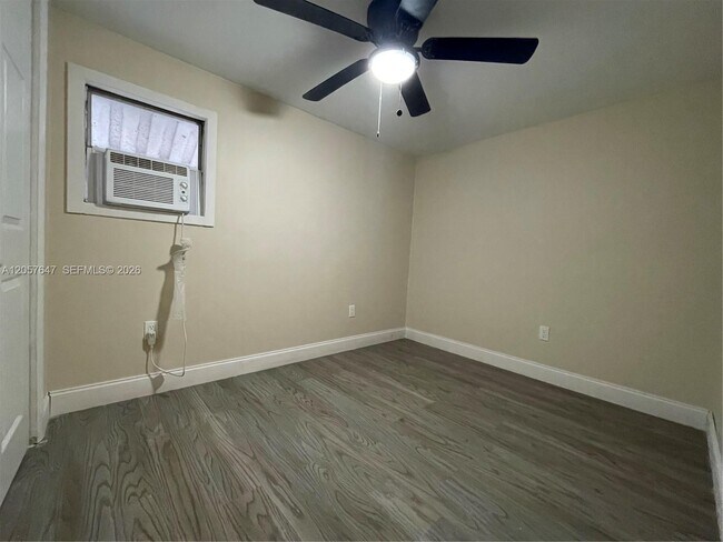 Building Photo - 10292 SW Sandalfoot Blvd