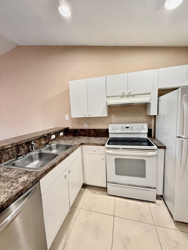 Building Photo - Central located 3 bed 2 bath duplex- 1 car garage