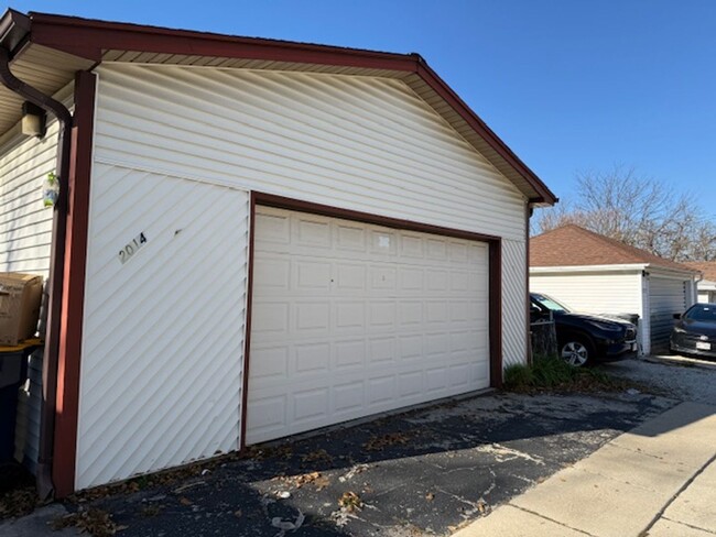 Building Photo - West Allis 3 bedroom 1.5 bath large 2 car ...