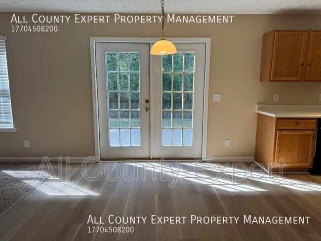 Building Photo - 520 Lazy River Ln