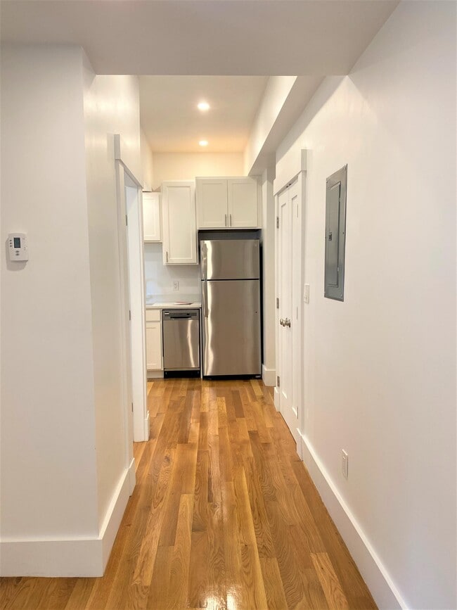 Building Photo - 32 Robinwood Ave