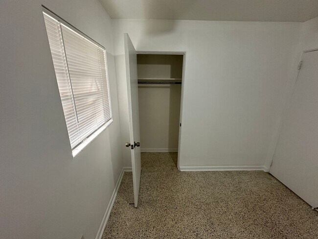 Building Photo - 2 Bedroom, 1 Bath Duplex in Leesburg!