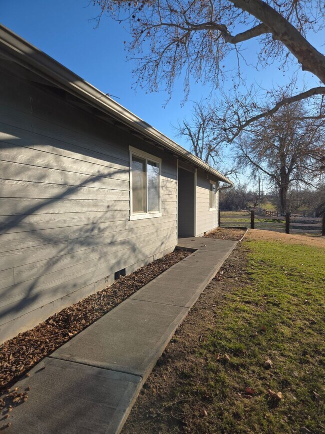 Building Photo - Beautiful Hermiston Home offers a perfect balance of comfort and convenience