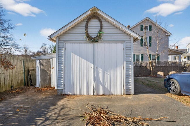 Building Photo - 12 N Main St