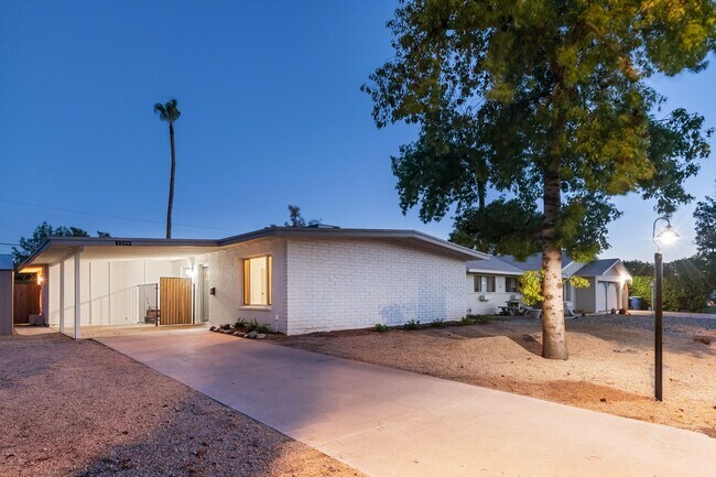 Building Photo - 1249 E Bishop Dr