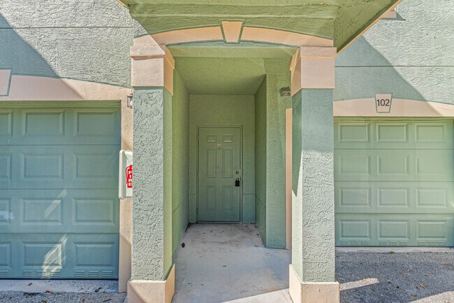 Building Photo - 250 Crestwood Cir