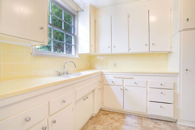 Building Photo - 415 San Vicente Blvd