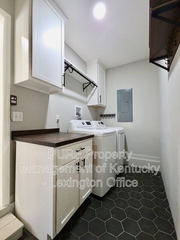 Building Photo - 2564 Rockaway Pl