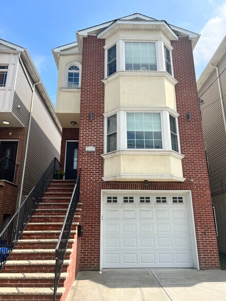 Primary Photo - 211 Cleveland Ave