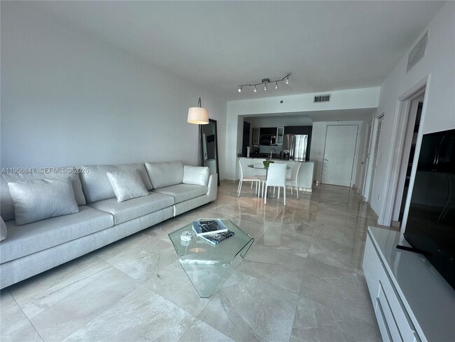 Building Photo - 950 Brickell Bay Dr